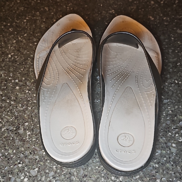CROCS Women's Olive Green and Cream Thong Sandals - Picture 5 of 6